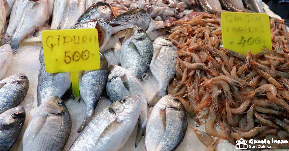 "Foça Balık Hali'nde Kış Bereketi: Sardalya ve Uskumru Zamanı" başlıklı haber için fotorealistik, pr