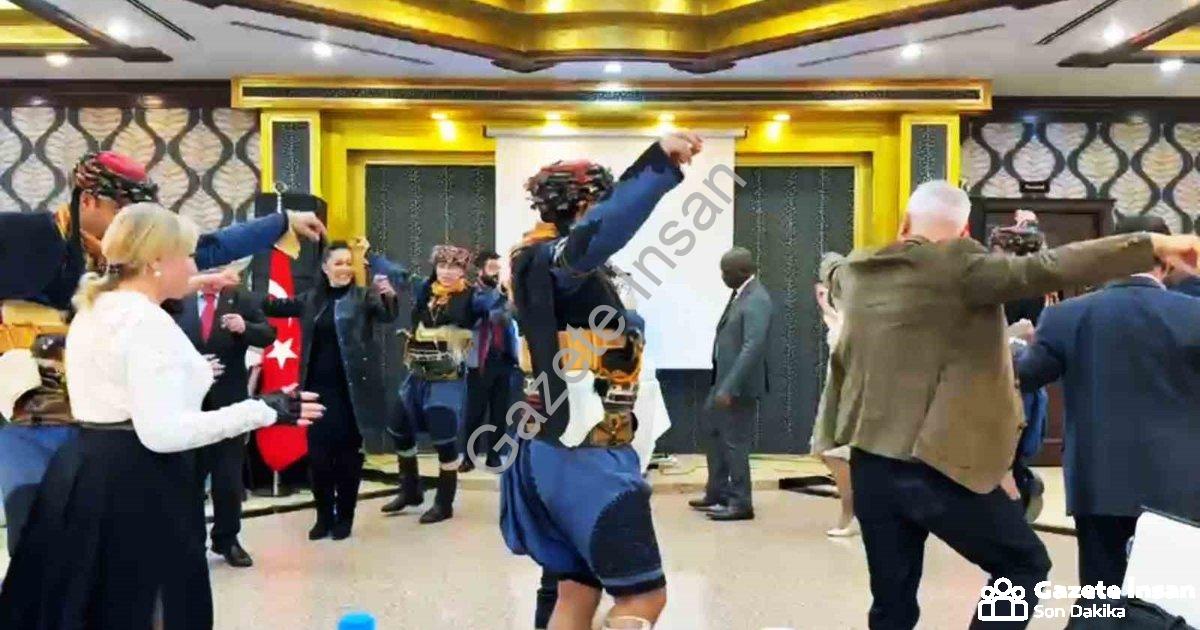 "İzmir'deki Sağlık Turizmi Zirvesine Büyükelçilerin Zeybek Şovu Damga Vurdu" başlıklı haber için fot