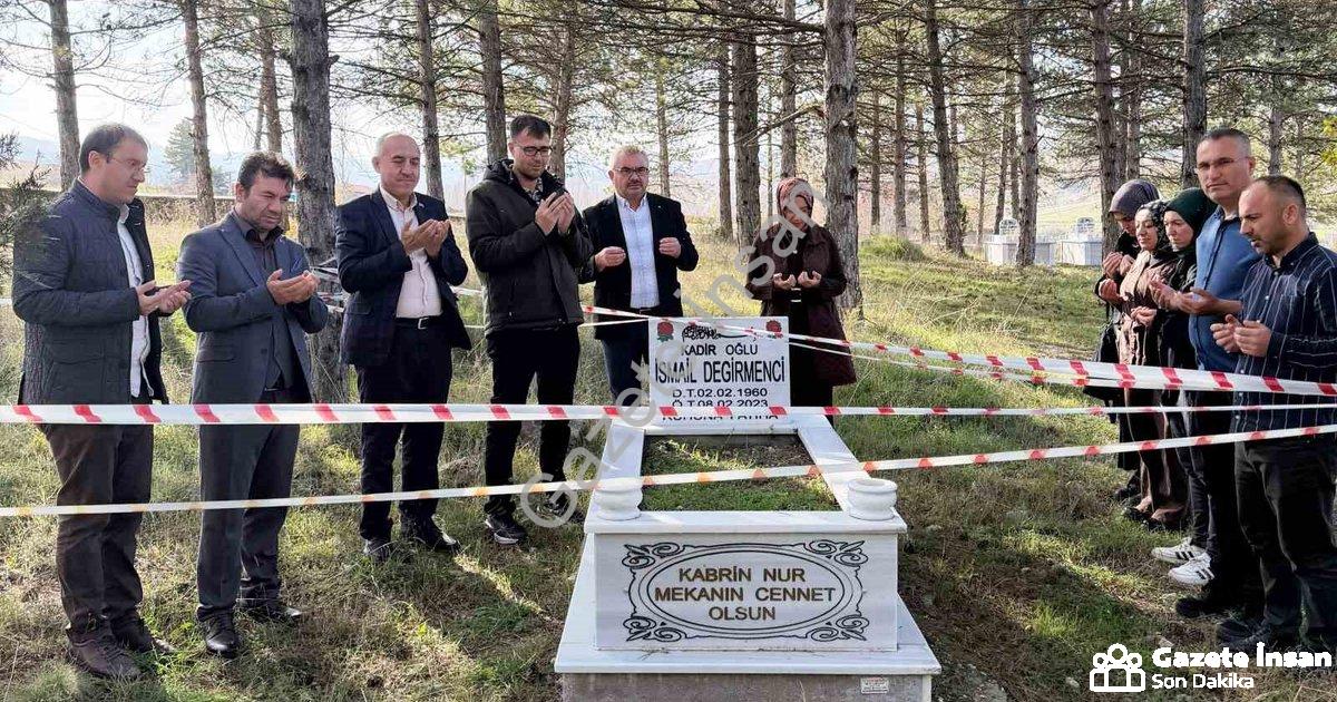 "Hisarcık'ta Duygusal Anlar: Eğitimcilerden Eski Müdürlerine Vefa" başlıklı haber için fotorealistik