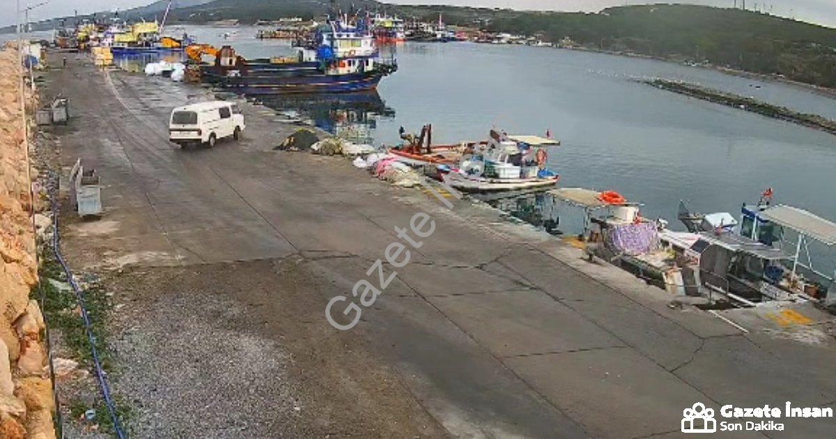 "Didim'de Yürekleri Ağza Getiren Kaza: Otomobil Denize Uçtu" başlıklı haber için fotorealistik, prof