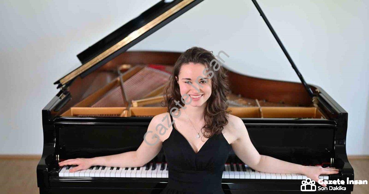 "Genç Piyanist Nehir Özzengin Forbes'un Zirvesinde" başlıklı haber için fotorealistik, profesyonel b