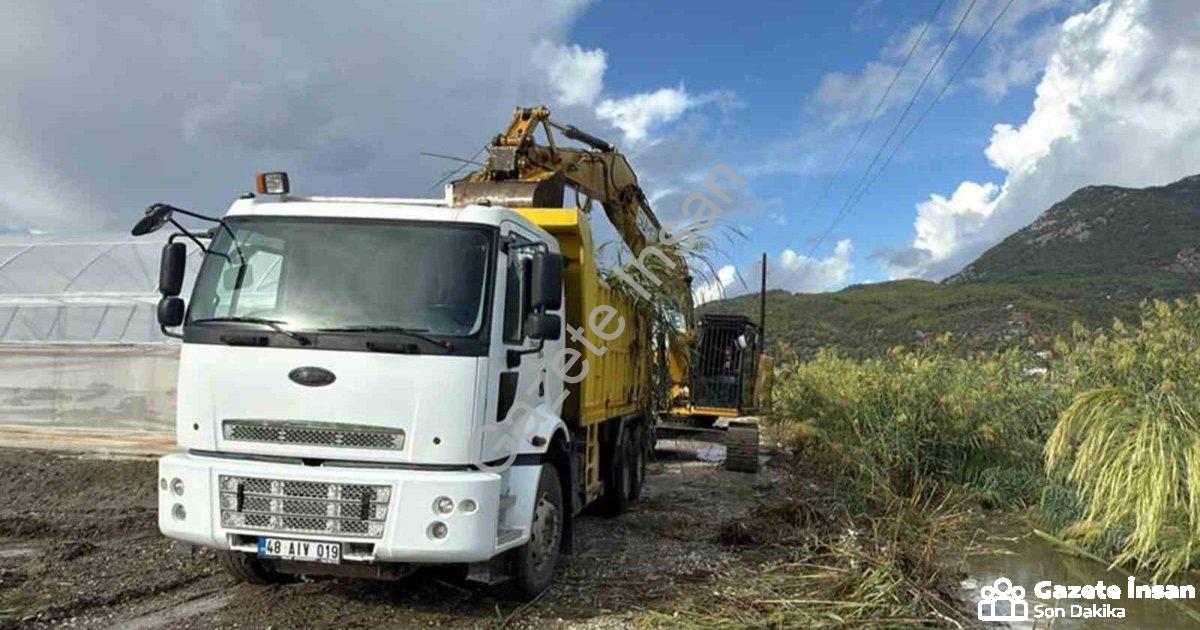 "Muğla'da Sel Alarmı: 77 Kilometrelik Dere Yatağı Temizlendi" başlıklı haber için fotorealistik, pro