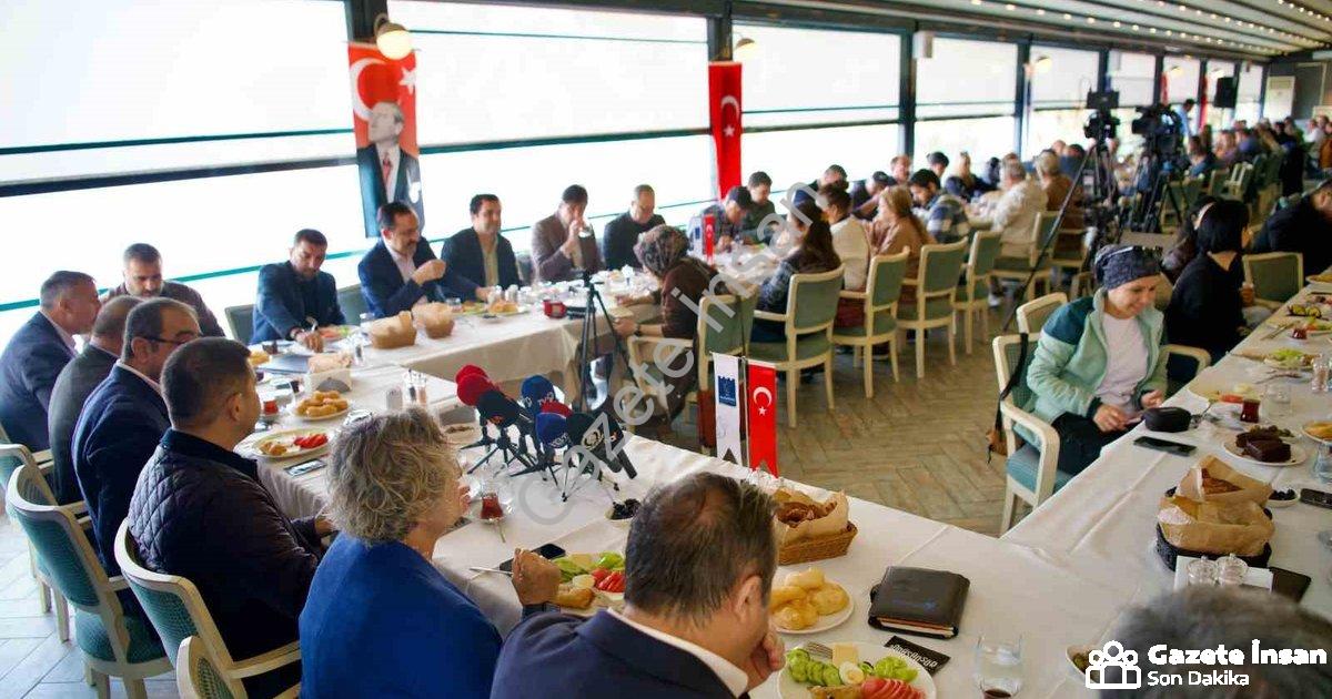 "Başkan Günel'den Sert Çıkış: Kuşadası'na Turizm Yatırımı Yok!" başlıklı haber için fotorealistik, p