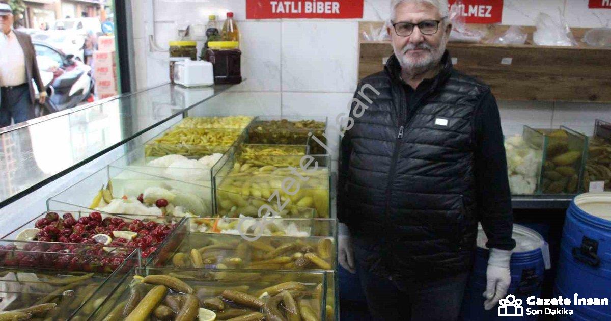 "Aydınlı Ustanın Sırrı: Turşu Suyu İç, Grip Olursan Masraf Benden" başlıklı haber için fotorealistik