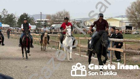 Tavşanlı’da Rahvan At Yarışları Nefes Kesti: İlk Kez Düzenlendi