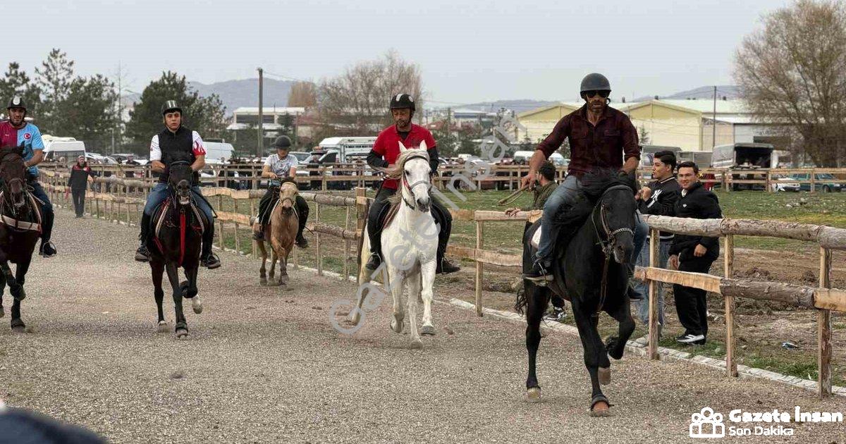 "Tavşanlı'da Rahvan At Yarışları Nefes Kesti: İlk Kez Düzenlendi" başlıklı haber için fotorealistik,