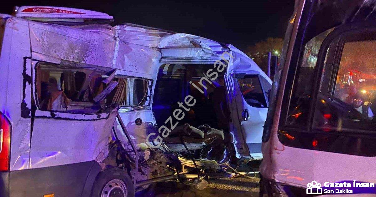 "İzmir Kemalpaşa'da Gece Vakti Feci Kaza: 15 İşçi Yaralı" başlıklı haber için fotorealistik, profesy