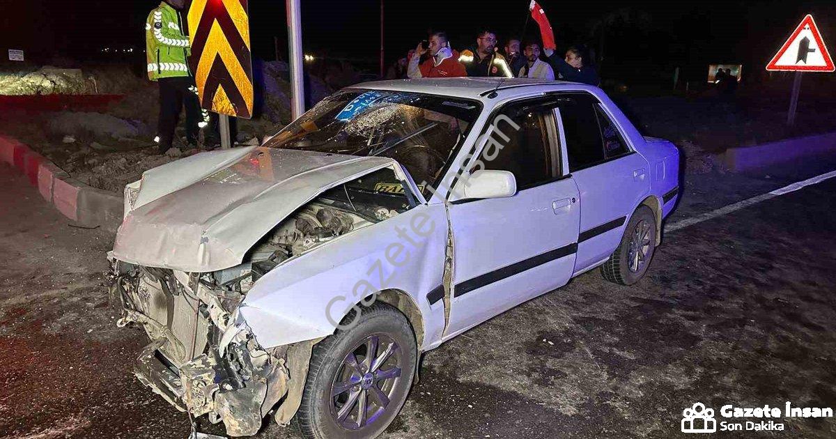 "Uşak'ta Kavşak Dehşeti: Aralarında Bebek de Var, 10 Yaralı" başlıklı haber için fotorealistik, prof