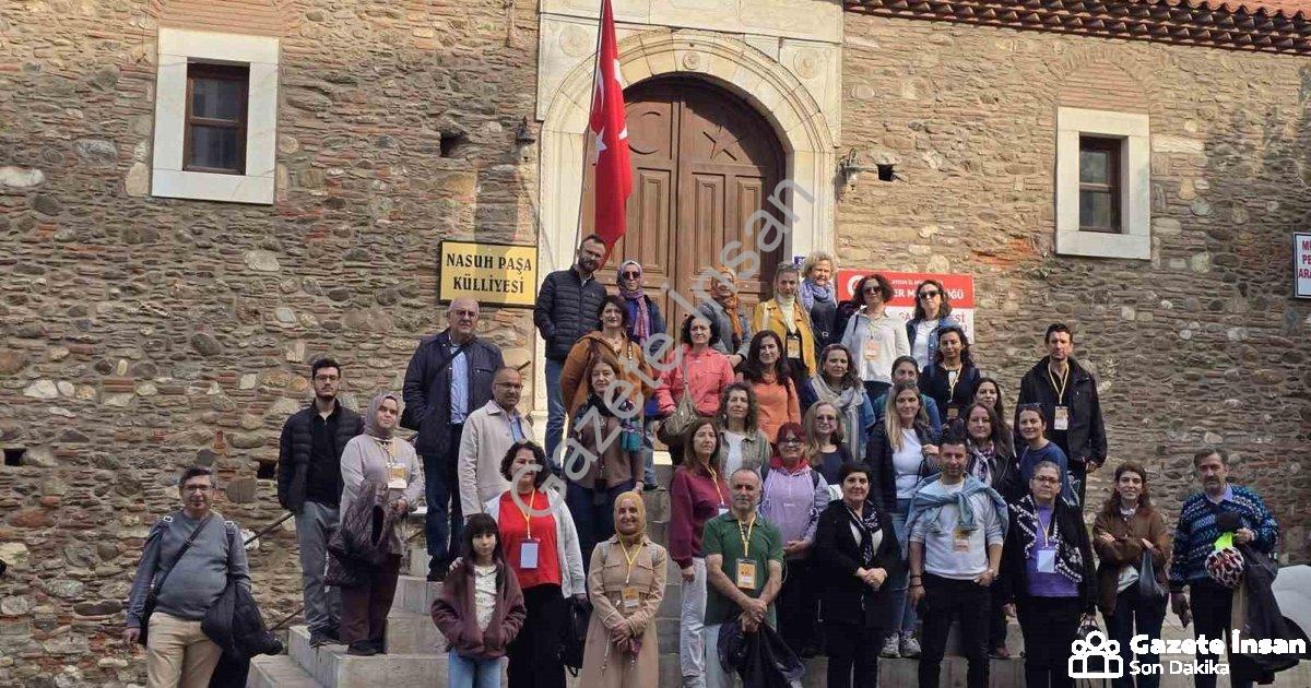 "Aydın'ın Bin Yıllık Sırları Öğretmenlerle Gün Yüzüne Çıktı" başlıklı haber için fotorealistik, prof