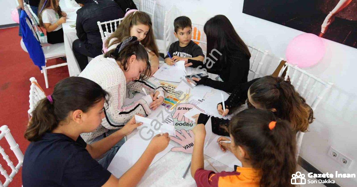 "Didim'de Minik Yüreklerden Başkan Gençay'a Duygu Dolu Mektuplar" başlıklı haber için fotorealistik,