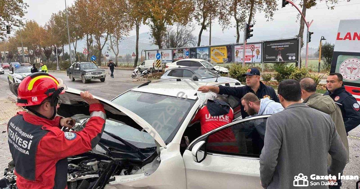 "Menteşe'de Korkutan Kaza: Kırmızı Işık İhlali Faturası Ağır Oldu" başlıklı haber için fotorealistik