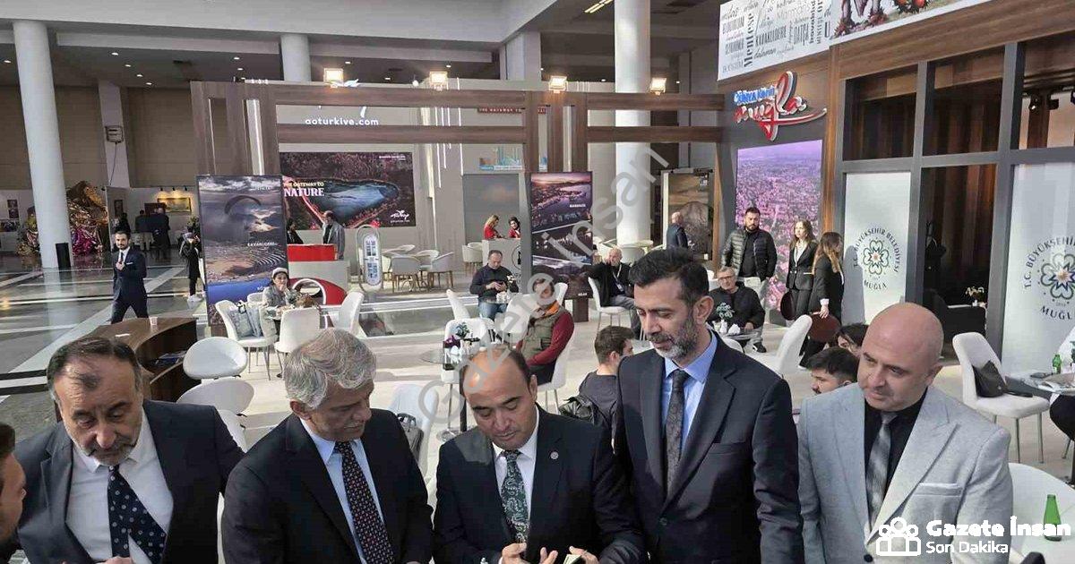 "Muğla, Travelexpo Turizm Fuarı'nda Görücüye Çıktı" başlıklı haber için fotorealistik, profesyonel b