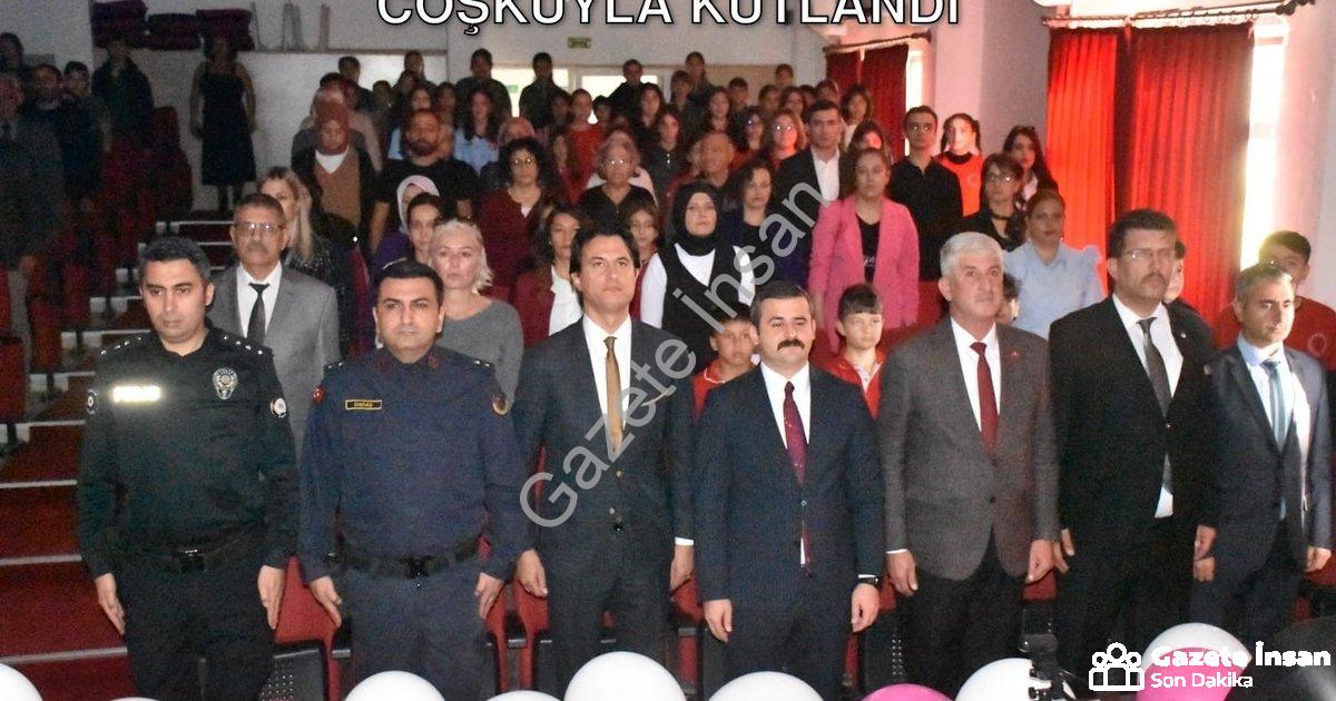 "Köyceğiz'de Öğretmenler Günü Büyük Bir Coşkuyla Kutlandı" başlıklı haber için fotorealistik, profes