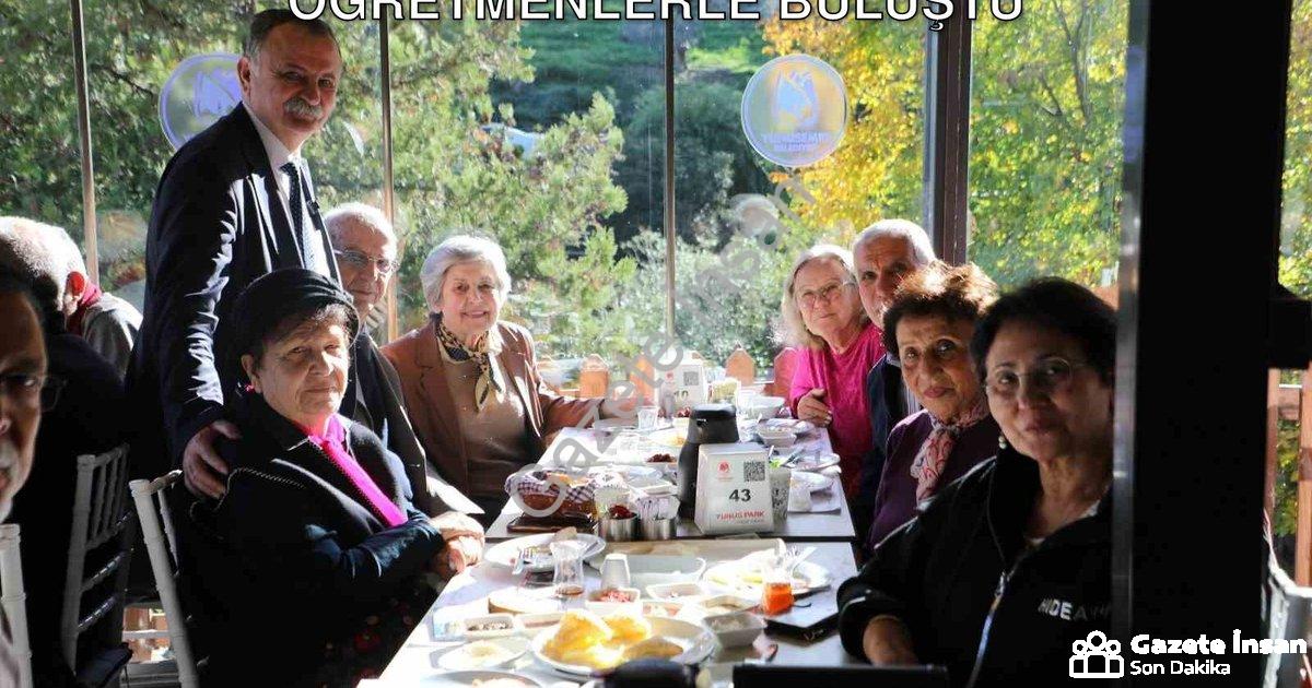 "Yunusemre'de Başkan Balaban Emekli Öğretmenlerle Buluştu" başlıklı haber için fotorealistik, profes
