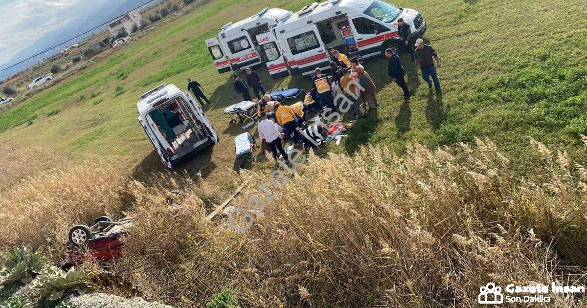 "Manisa'da Araç Tarla Uçtu: 1 Bebek Dahil 5 Yaralı" başlıklı haber için fotorealistik, profesyonel b