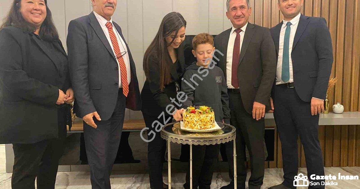 "Menteşe'de Öğretmenlere Özel Gün: İki Kutlama Bir Arada" başlıklı haber için fotorealistik, profesy