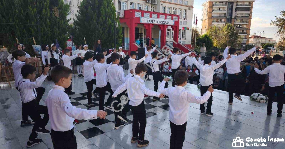 "Nazilli’de Öğretmenlerden Zeybekli 24 Kasım Kutlaması" başlıklı haber için fotorealistik, profesyon