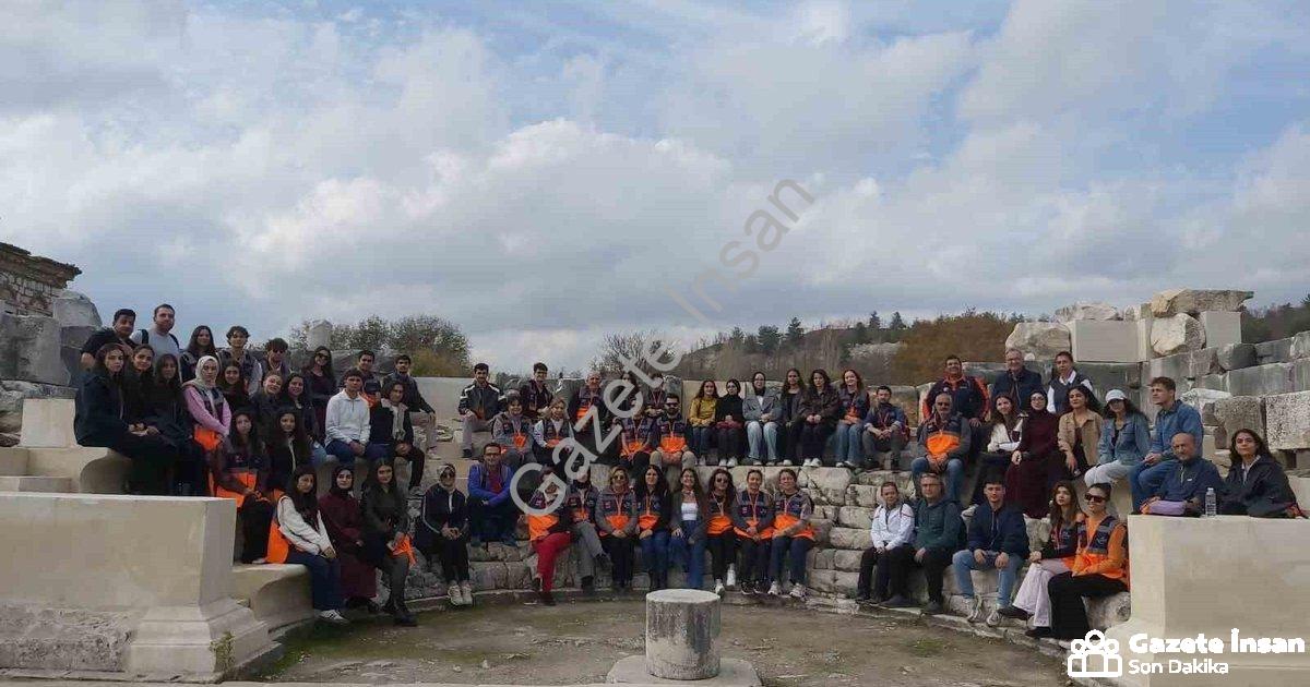 "AFAD gönüllüleri Stratonikeia’da tarihle nefes aldı" başlıklı haber için fotorealistik, profesyonel