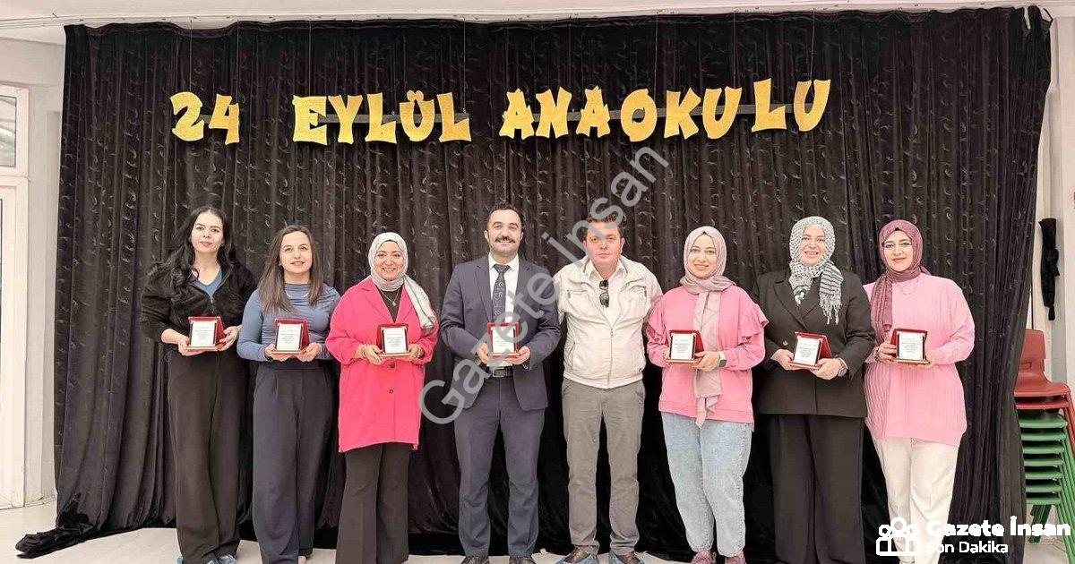 "Muhtardan 24 Kasım’da öğretmenlere anlamlı plaket jesti" başlıklı haber için fotorealistik, profesy