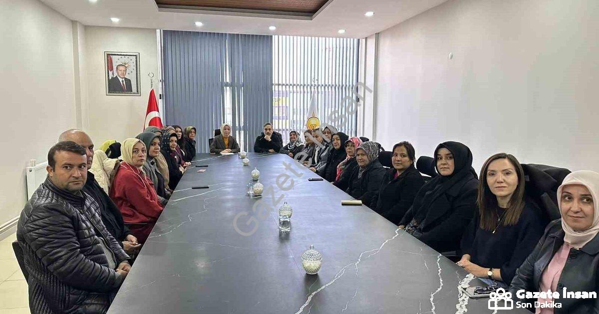 "Hilal Sabancı: Kadınlar Artık Hayatın Merkezinde Çok Daha Güçlü" başlıklı haber için fotorealistik,