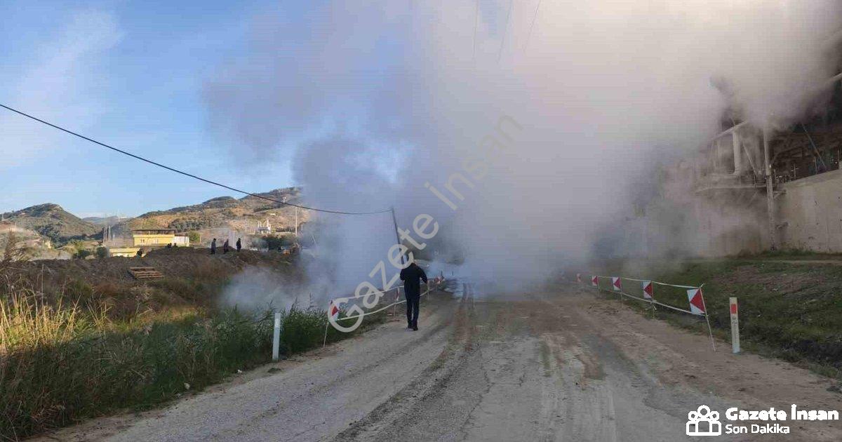 "Aydın Germencik’te Jeotermal Hattı Patladı: Karayolu Ulaşıma Kapandı" başlıklı haber için fotoreali