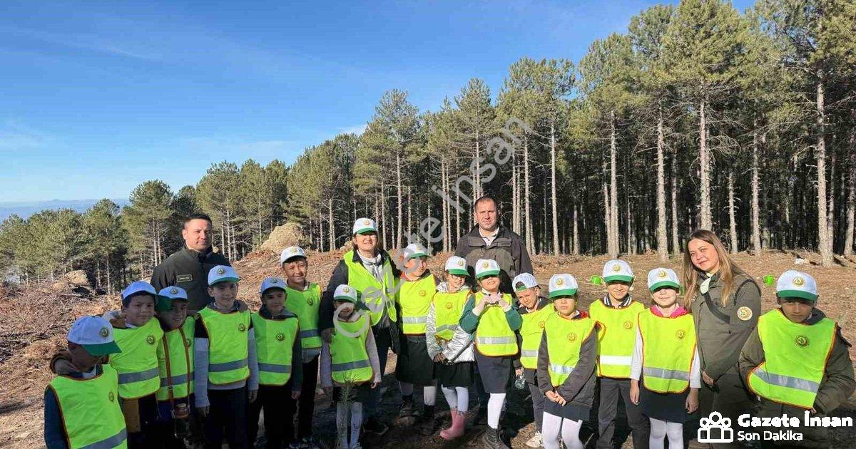 "Aydın Çine'de Minik Öğrencilere Yeşil Vatan Bilinci Aşılandı" başlıklı haber için fotorealistik, pr