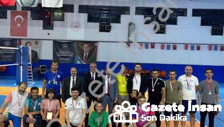 Denizli’de Öğretmenlerden Dostluk Dolu Voleybol Müsabakası
