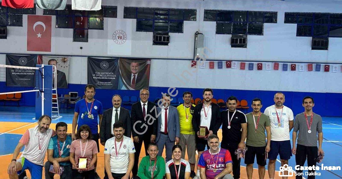 "Denizli'de Öğretmenlerden Dostluk Dolu Voleybol Müsabakası" başlıklı haber için fotorealistik, prof