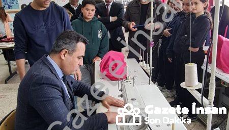 Sarıgöl Kaymakamı Halil Dalak Öğrencilerle Atölyeye Girdi: Hem Dikti Hem Çapaladı