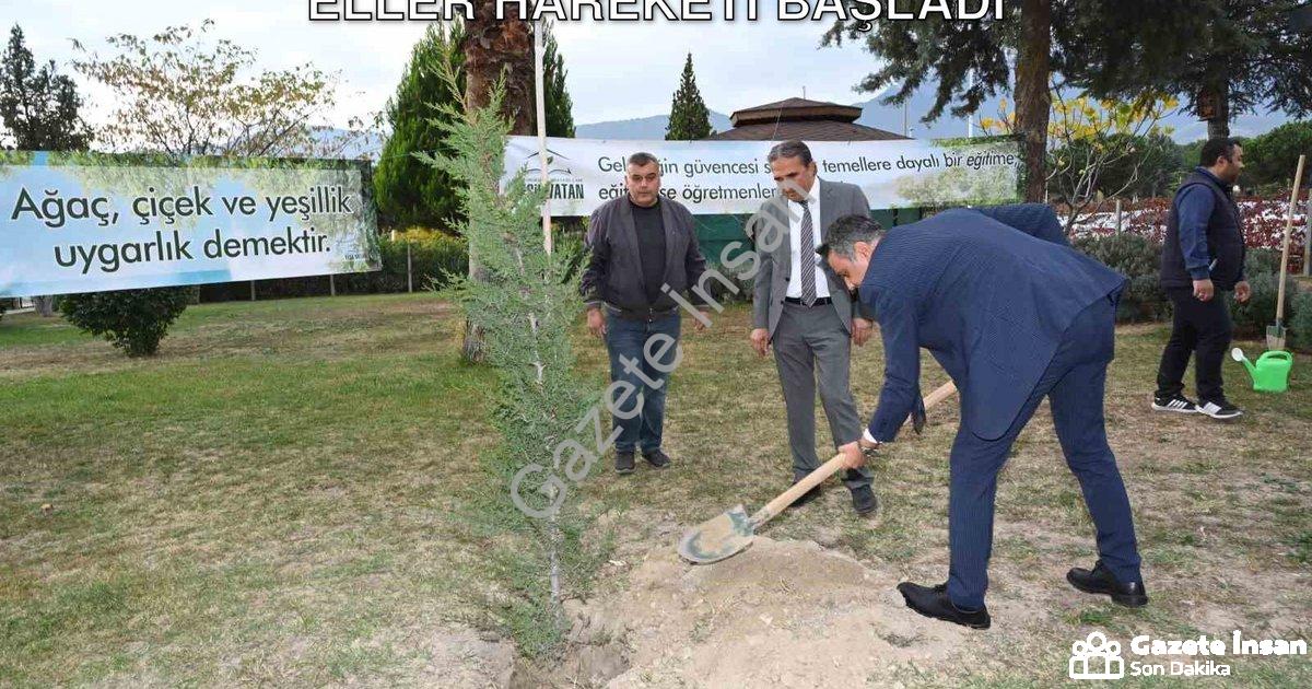 "Denizli'de Okullar Yeşeriyor: Yeşeren Eller Hareketi Başladı" başlıklı haber için fotorealistik, pr